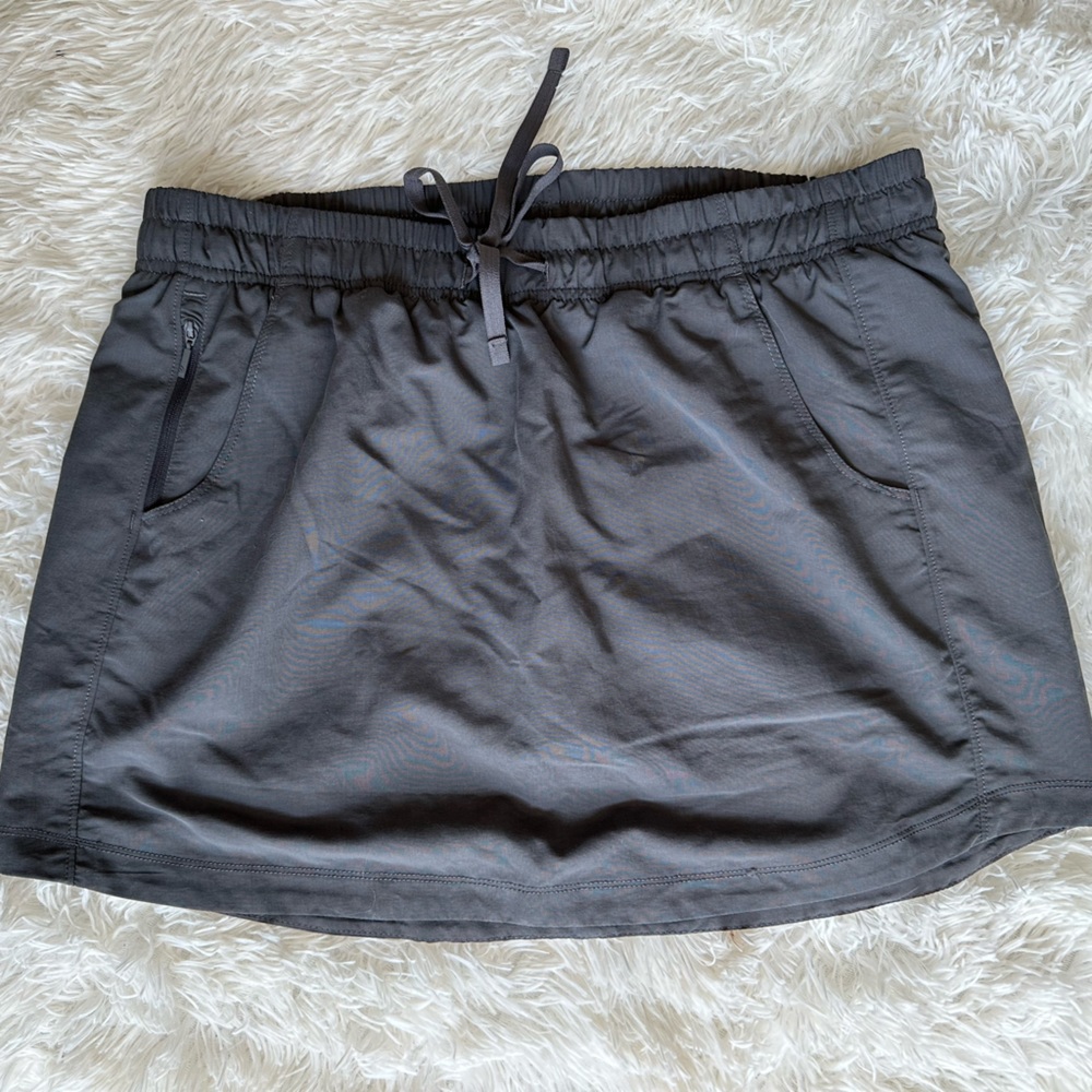 The North Face gray skort with pockets! Size L.